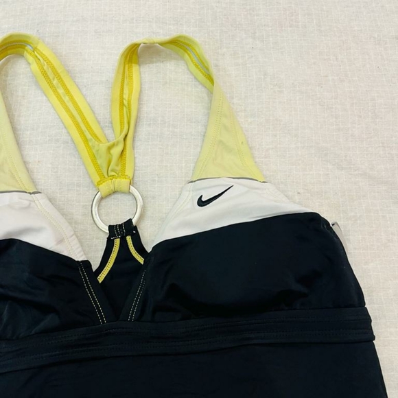 Nike athleisure wear tee - Picture 7 of 9